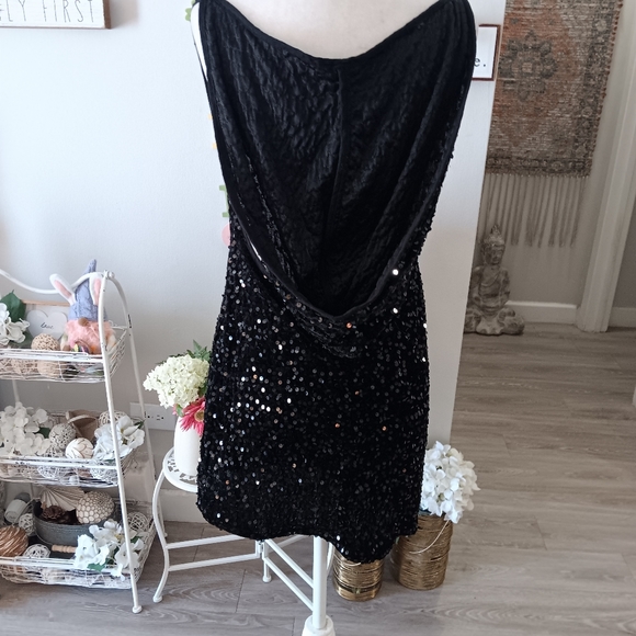 PrettyLittleThings Hooded Sequim Mini Dress - Picture 7 of 10